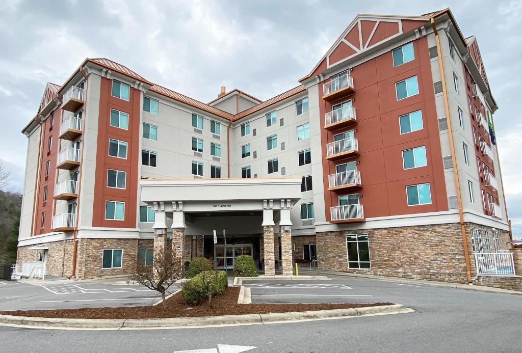 Holiday Inn Express & Suites Asheville Downtown an IHG Hotel image 1